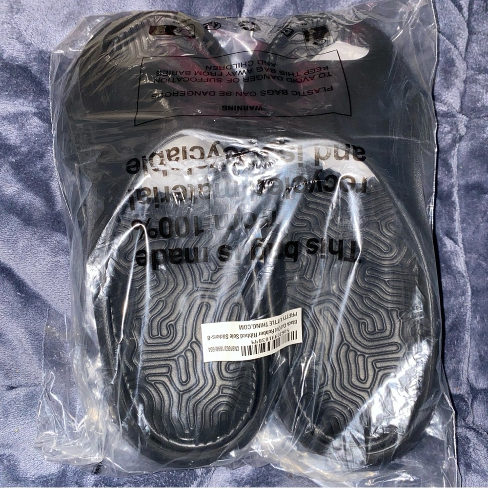 NWT Pretty Little Thing Rubber Slides Sandle Black Woman’s Size 8UK 10US - Picture 4 of 4